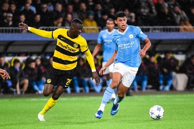 BERN, SWITZERLAND OCTOBER 25 Matheus Nunes of Man City R against Cheikh Niasse of Young Boys L during the UEFA Champions League Group Stage match between BSC Young Boys and Manchester City at Stadion Wankdorf on October 25, 2023 in Bern, Switzerland Bern Stadion Wankdorf Bern Switzerland Copyright: xJustPictures.ch ManuelxWinterbergerx jp-en-EuSpIm-MWI_9110 20231025