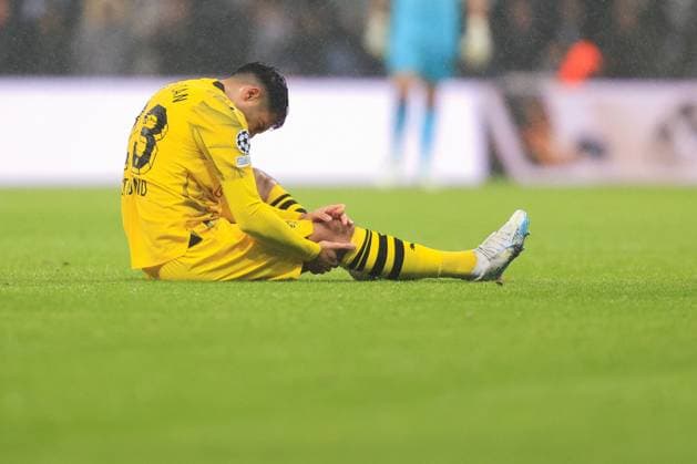 Fußball UEFA Champions League Gruppe F Newcastle United gegen Borussia Dortmund 25. Oktober 2023 UEFA Champions League Gruppe F Newcastle United gegen Borussia Dortmund Emre Can von Borussia Dortmund geht verletzt zu Boden Foto Simon Stacpoole Abseits Newcastle upon Tyne UK  Copyright: xSimonxStacpoolexOffside