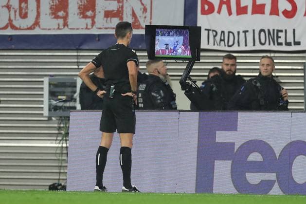 25 10 2023, xtgx, football, UEFA Champions League, RB Leipzig Red Star Belgrade emspor, v l referee, referee reviews the situation after he first gave a penalty but took it back DFL DFB REGULATIONS PROHIBIT ANY USE OF PHOTOGRAPHS as IMAGE SEQUENCES and or QUASI VIDEO Leipzig