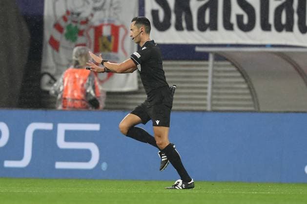 25 10 2023, xtgx, football, UEFA Champions League, RB Leipzig Red Star Belgrade emspor, v l referee, referee reviews the situation after he first gave a penalty but took it back DFL DFB REGULATIONS PROHIBIT ANY USE OF PHOTOGRAPHS as IMAGE SEQUENCES and or QUASI VIDEO Leipzig