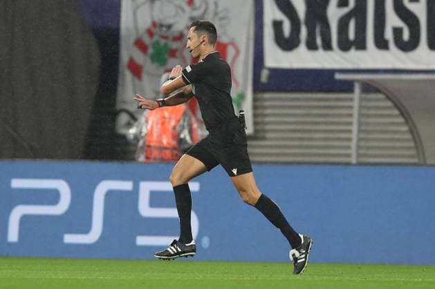 25 10 2023, xtgx, football, UEFA Champions League, RB Leipzig Red Star Belgrade emspor, v l referee, referee reviews the situation after he first gave a penalty but took it back DFL DFB REGULATIONS PROHIBIT ANY USE OF PHOTOGRAPHS as IMAGE SEQUENCES and or QUASI VIDEO Leipzig