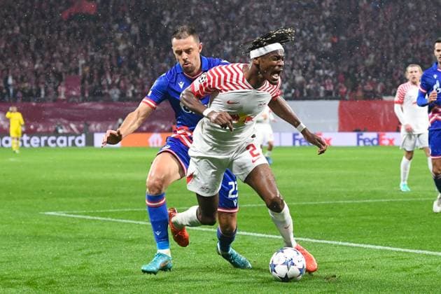 Football, Men, Season 2023 2024, UEFA Champions League Group G, Matchday 3 , RB Leipzig FK Red Star Belgrade, v l Milan Rodic FK Red Star Belgrade and Mohamed Simakan RB Leipzig in duel, 25 10 2023, Copyright: xSebastianxRäppold MatthiasxKochx