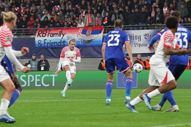 Champions League RB Leipzig vs Red Star Belgrade, 25 10 23 Emil Forsberg 10, RB Leipzig taking a free kick Football, UEFA Champions League, 2023 2024 season RB Leipzig vs Red Star Belgrade on 25 10 23 at the Red Bull Arena, Leipzig Copyright: xBEAUTIFULxSPORTS JanxKaeferx