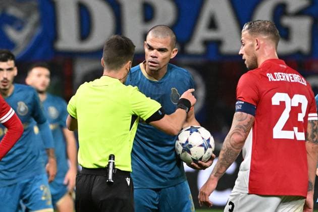 231025 Royal Antwerp FC vs FC Porto Pepe of FC Porto and Toby Alderweireld of Antwerp in a discussion with referee Benoit Bastien during a football game between Royal Antwerp FC and FC Porto on day 3 in Group H of the UEFA Champions League season 2023-2024 competition on October 25, 2023 in Antwerp, Belgium. (Photo by Maarten Straetemans Isosport) ANTWERP BELGIUM  Copyright: xx 412726