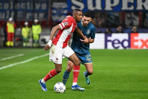 231025 Royal Antwerp FC vs FC Porto Michel Ange Balikwisha of Antwerp battles for the ball with Joao Mario of FC Porto during a football game between Royal Antwerp FC and FC Porto on day 3 in Group H of the UEFA Champions League season 2023-2024 competition on October 25, 2023 in Antwerp, Belgium. (Photo by Maarten Straetemans Isosport) ANTWERP BELGIUM  Copyright: xx 412731