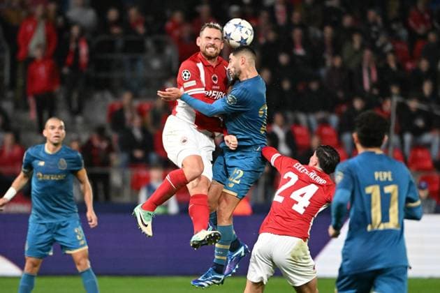 231025 Royal Antwerp FC vs FC Porto Vincent Janssen of Antwerp battles for the ball with Alan Varela of FC Porto during a football game between Royal Antwerp FC and FC Porto on day 3 in Group H of the UEFA Champions League season 2023-2024 competition on October 25, 2023 in Antwerp, Belgium. (Photo by Maarten Straetemans Isosport) ANTWERP BELGIUM  Copyright: xx 412734