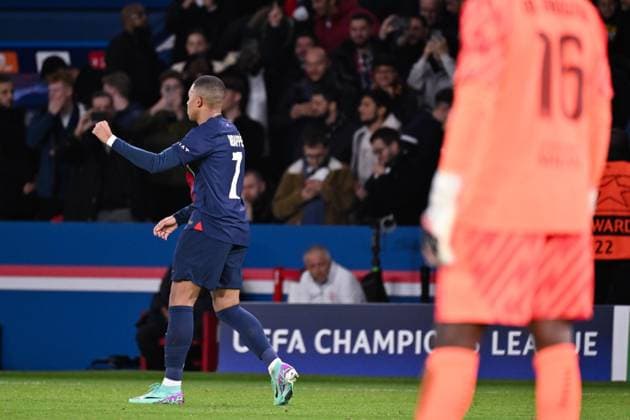 Attitude - Joie de Kylian Mbappe ( 7 - PSG ) - Mike Maignan ( 16 - Milan ) - FOOTBALL : Paris Saint Germain vs Milan - Ligue des Champions - 25 10 2023 FedericoPestellini Panoramic 