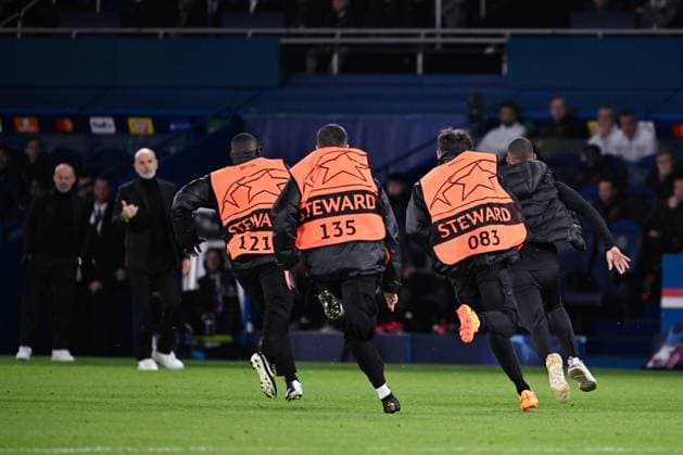 Sport Bilder des Tages Envahissement du terrain de jeu par un supporter pendant le match - FOOTBALL : Paris Saint Germain vs Milan - Ligue des Champions - 25 10 2023 FedericoPestellini Panoramic 