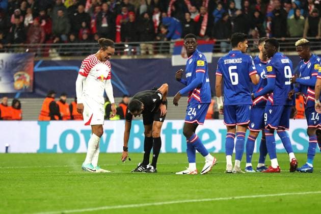Champions League RB Leipzig vs Red Star Belgrade, 25 10 23 referee Jose Sanchez Martinez Spain marks a free kick line with Yussuf Poulsen 9, RB Leipzig football, UEFA Champions League, 2023 2024 season RB Leipzig vs Red Star Belgrade on 25 10 23 at the Red Bull Arena, Leipzig Copyright: xBEAUTIFULxSPORTS JanxKaeferx