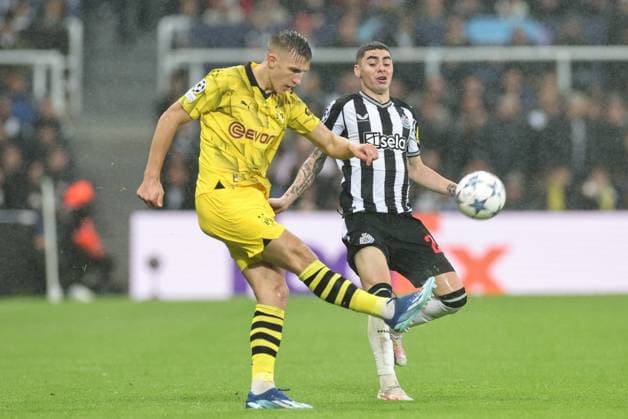 UEFA Champions League Newcastle United v Borussia Dortmund Nico Schlotterbeck 4 of Borussia Dortmund clears the ball pressured by Miguel Almiron 24 of Newcastle United during the UEFA Champions League match Newcastle United vs Borussia Dortmund at St. James s Park, Newcastle, United Kingdom, 25th October 2023 (Photo by Mark Cosgrove News Images) Newcastle St. James s Park Tyne and Wear United Kingdom Copyright: xMarkxCosgrove NewsxImagesx