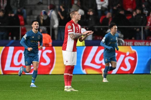 231025 Royal Antwerp FC vs FC Porto Ritchie De Laet of Antwerp pictured after Porto scores the 1-1 goal during a football game between Royal Antwerp FC and FC Porto on day 3 in Group H of the UEFA Champions League season 2023-2024 competition on October 25, 2023 in Antwerp, Belgium. (Photo by Maarten Straetemans Isosport) ANTWERP BELGIUM  Copyright: xx 412743