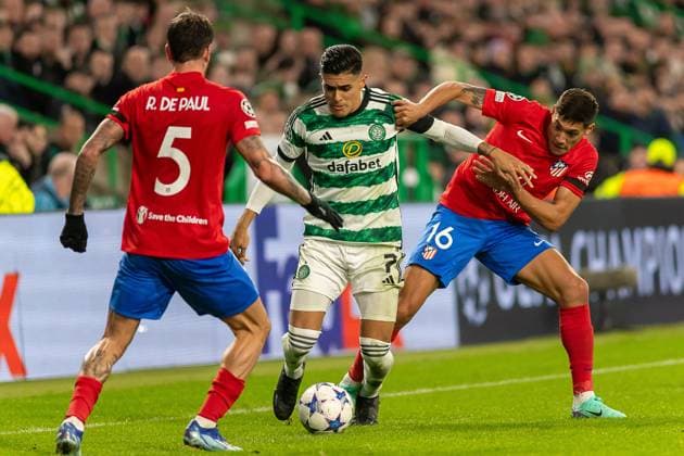 Celtic v Atletico Madrid Champions League 25 10 2023. Luis Palma of Celtic FC holds off Koke of Atlético de Madrid during the UEFA Champions League match between Celtic and Atletico Madrid at the City Stadium, Glasgow, Scotland on 25 October 2023. Glasgow Celtic Park Lanarkshire Scotland Editorial use only , Copyright: xColinxPoultneyx PSI-18278-0018
