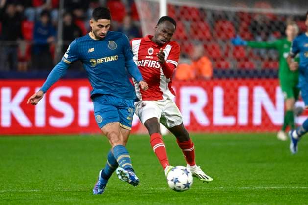 Royal Antwerp FC v FC Porto - UEFA Champions League DEURNE, BELGIUM - OCTOBER 25 : Alan Varela midfielders of Porto and Abdullahi Alhassan Yusuf midfielder of Antwerp FC during the UEFA Champions League group H match between Royal Antwerp FC and FC Porto on October 25, 2023 in Deurne, Belgium, 25 10 2023 Deurne Belgium  Copyright: xPeterxDexVoechtx