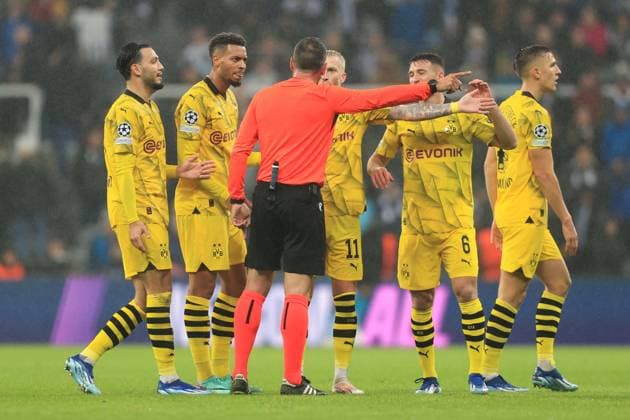 Fußball UEFA Champions League Gruppe F Newcastle United gegen Borussia Dortmund 25. Oktober 2023 UEFA Champions League Gruppe F Newcastle United gegen Borussia Dortmund Schiedsrichter Artur Soares Dias streitet mit Marco Reus von Borussia Dortmund Foto Simon Stacpoole Abseits Newcastle upon Tyne UK  Copyright: xSimonxStacpoolexOffside