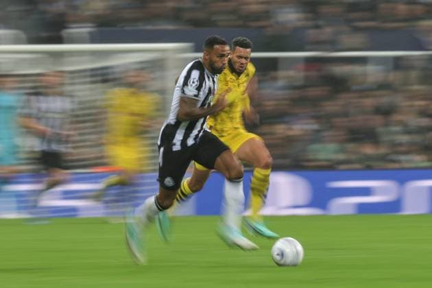 UEFA Champions League Newcastle United v Borussia Dortmund Callum Wilson 9 of Newcastle United breaks with the ball closely tracked by Ramy Bensebaini 5 of Borussia Dortmund during the UEFA Champions League match Newcastle United vs Borussia Dortmund at St. James s Park, Newcastle, United Kingdom, 25th October 2023 (Photo by Mark Cosgrove News Images) Newcastle St. James s Park Tyne and Wear United Kingdom Copyright: xMarkxCosgrove NewsxImagesx