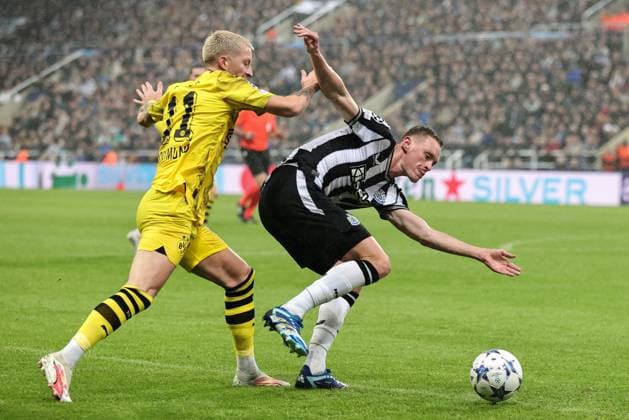 UEFA Champions League Newcastle United v Borussia Dortmund Sean Longstaff 36 of Newcastle United and Marco Reus 11 of Borussia Dortmund battle for the ball during the UEFA Champions League match Newcastle United vs Borussia Dortmund at St. James s Park, Newcastle, United Kingdom, 25th October 2023 (Photo by Mark Cosgrove News Images) Newcastle St. James s Park Tyne and Wear United Kingdom Copyright: xMarkxCosgrove NewsxImagesx