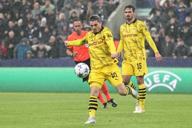 UEFA Champions League Newcastle United v Borussia Dortmund Marcel Sabitzer 20 of Borussia Dortmund clears the ball during the UEFA Champions League match Newcastle United vs Borussia Dortmund at St. James s Park, Newcastle, United Kingdom, 25th October 2023 (Photo by Mark Cosgrove News Images) Newcastle St. James s Park Tyne and Wear United Kingdom Copyright: xMarkxCosgrove NewsxImagesx