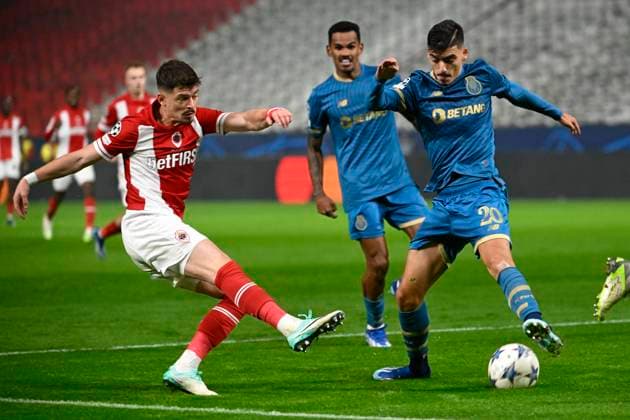Royal Antwerp FC v FC Porto - UEFA Champions League DEURNE, BELGIUM - OCTOBER 25 : Muja Arbnor forward of Antwerp FC and Andre Franco midfielders of Porto during the UEFA Champions League group H match between Royal Antwerp FC and FC Porto on October 25, 2023 in Deurne, Belgium, 25 10 2023 Deurne Belgium  Copyright: xPeterxDexVoechtx