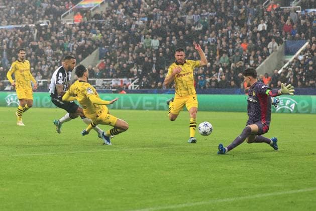 Fußball UEFA Champions League Gruppe F Newcastle United gegen Borussia Dortmund 25. Oktober 2023 UEFA Champions League Gruppe F Newcastle United gegen Borussia Dortmund Borussia Dortmunds Torwart Gregor Kobel pariert einen Schuss von Callum Wilson von Newcastle United Foto Simon Stacpoole Abseits Newcastle upon Tyne UK  Copyright: xSimonxStacpoolexOffside