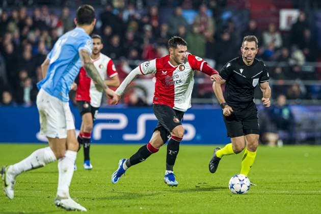 ROTTERDAM - (l-r) Alessio Ramagnoli of SS Lazio, Santiago Gimenez of Feyenoord, Matteo Guendouzi of SS Lazio duel during the UEFA Champions League match in group E between Feyenoord and SS Lazio at Feyenoord Stadion de Kuip on October 25, 2023 in Rotterdam, Netherlands. ANP Hollandse Hoogte COR LASKER UEFA Champions League 2023 24 2023 2024 xVIxANPxSportx xCorxLaskerxIVx 482118336 originalFilename: 482118336.jpg