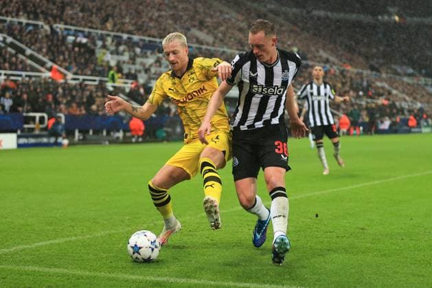 Fußball UEFA Champions League Gruppe F Newcastle United gegen Borussia Dortmund 25. Oktober 2023 UEFA Champions League Gruppe F Newcastle United gegen Borussia Dortmund Marco Reus von Borussia Dortmund und Sean Longstaff von Newcastle United Foto Simon Stacpoole Abseits Newcastle upon Tyne UK  Copyright: xSimonxStacpoolexOffside