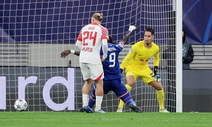 RB Leipzig Red Star Belgrade Champions League Leipzig, 25 10 2023, Red Bull Arena, Champions League, Group G, Matchday 3 , RB LEIPZIG vs RED STAR BELGRAD , Missed scoring chance for Belgrade In picture f l Xaver Schlager 24, RB Leipzig , Cherif Ndiaye 9, Belgrade and goalkeeper Janis Blaswich 21, RB Leipzig , Picture Point