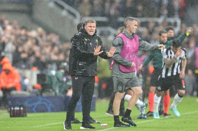 UEFA Champions League Newcastle United v Borussia Dortmund Eddie Howe manager of Newcastle United gives his team instructions during the UEFA Champions League match Newcastle United vs Borussia Dortmund at St. James s Park, Newcastle, United Kingdom, 25th October 2023 (Photo by Mark Cosgrove News Images) Newcastle St. James s Park Tyne and Wear United Kingdom Copyright: xMarkxCosgrove NewsxImagesx