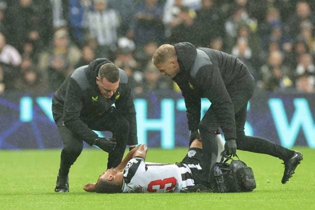 UEFA Champions League Newcastle United v Borussia Dortmund Jacob Murphy 23 of Newcastle United receives treatment during the UEFA Champions League match Newcastle United vs Borussia Dortmund at St. James s Park, Newcastle, United Kingdom, 25th October 2023 (Photo by Mark Cosgrove News Images) Newcastle St. James s Park Tyne and Wear United Kingdom Copyright: xMarkxCosgrove NewsxImagesx
