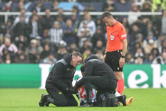 UEFA Champions League Newcastle United v Borussia Dortmund Jacob Murphy 23 of Newcastle United receives treatment during the UEFA Champions League match Newcastle United vs Borussia Dortmund at St. James s Park, Newcastle, United Kingdom, 25th October 2023 (Photo by Mark Cosgrove News Images) Newcastle St. James s Park Tyne and Wear United Kingdom Copyright: xMarkxCosgrove NewsxImagesx