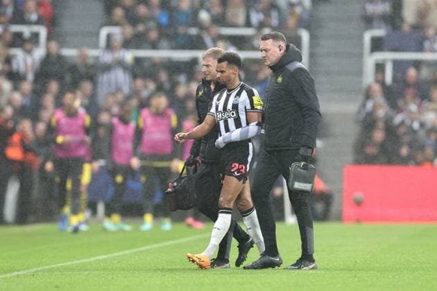 UEFA Champions League Newcastle United v Borussia Dortmund Jacob Murphy 23 of Newcastle United walks off the pitch after an injury during the UEFA Champions League match Newcastle United vs Borussia Dortmund at St. James s Park, Newcastle, United Kingdom, 25th October 2023 (Photo by Mark Cosgrove News Images) Newcastle St. James s Park Tyne and Wear United Kingdom Copyright: xMarkxCosgrove NewsxImagesx