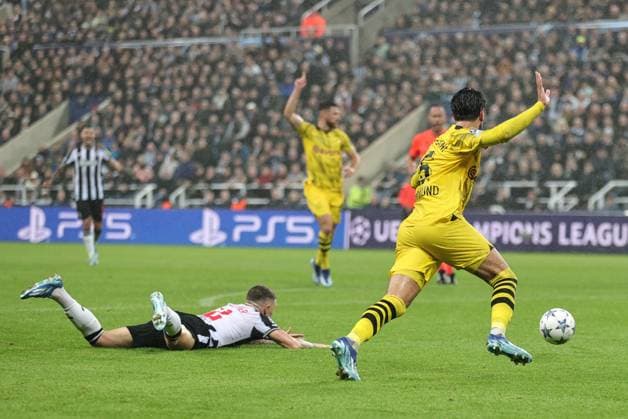 UEFA Champions League Newcastle United v Borussia Dortmund Ramy Bensebaini 5 of Borussia Dortmund reacts after Kieran Trippier 2 of Newcastle United goes down in the penalty area during the UEFA Champions League match Newcastle United vs Borussia Dortmund at St. James s Park, Newcastle, United Kingdom, 25th October 2023 (Photo by Mark Cosgrove News Images) Newcastle St. James s Park Tyne and Wear United Kingdom Copyright: xMarkxCosgrove NewsxImagesx