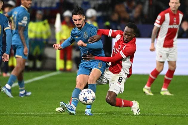 231025 Royal Antwerp FC vs FC Porto Stephen Eustaquio of FC Porto battles for the ball with Alhassan Yusuf of Antwerp during a football game between Royal Antwerp FC and FC Porto on day 3 in Group H of the UEFA Champions League season 2023-2024 competition on October 25, 2023 in Antwerp, Belgium. (Photo by Maarten Straetemans Isosport) ANTWERP BELGIUM  Copyright: xx 412749