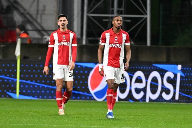 231025 Royal Antwerp FC vs FC Porto Jelle Bataille of Antwerp and Michel Ange Balikwisha of Antwerp look dejected after FC Porto scores the 1-2 goal during a football game between Royal Antwerp FC and FC Porto on day 3 in Group H of the UEFA Champions League season 2023-2024 competition on October 25, 2023 in Antwerp, Belgium. (Photo by Maarten Straetemans Isosport) ANTWERP BELGIUM  Copyright: xx 412756