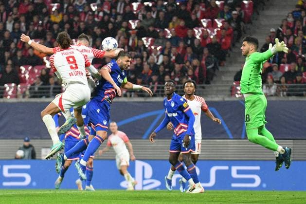 Yussuf Poulsen RB Leipzig left and Omri Glazer goalkeeper, Red Star Belgrade right , Aleksandar Dragovic Red Star Belgrade center RB Leipzig vs FK Red Star Belgrade, Football, Champions League, Preliminary Round, Matchday 3, Season 2023 2024, 25 10 2023 DFB DFL REGULATES PROHIBIT ANY USE OF PHOTOGRAPHS AS IMAGE SEQUENCES AND OR QUASI VIDEO RB Leipzig vs FK Red Star Belgrade, Football, Champions League, Preliminary Round, Matchday 3, Season 2023 2024, 25 10 2023 Leipzig Copyright: xEibner-Pressefoto BertxHarzerx EP_BHR