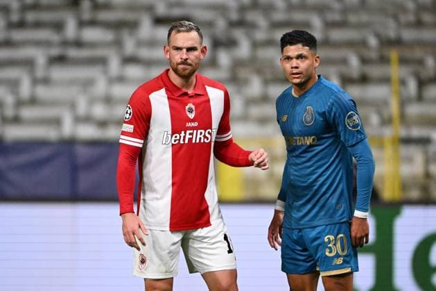 231025 Royal Antwerp FC vs FC Porto Vincent Janssen of Antwerp pictured with Evanilson of FC Porto during a football game between Royal Antwerp FC and FC Porto on day 3 in Group H of the UEFA Champions League season 2023-2024 competition on October 25, 2023 in Antwerp, Belgium. (Photo by Maarten Straetemans Isosport) ANTWERP BELGIUM  Copyright: xx 412780