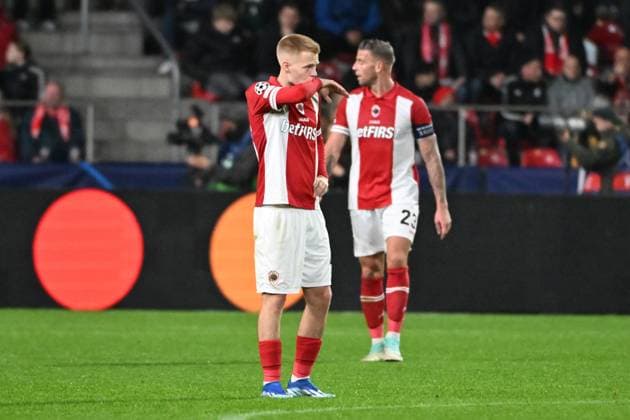 231025 Royal Antwerp FC vs FC Porto Arthur Vermeeren of Antwerp and Toby Alderweireld of Antwerp look dejected after FC Porto scored the 1-3 gaol during a football game between Royal Antwerp FC and FC Porto on day 3 in Group H of the UEFA Champions League season 2023-2024 competition on October 25, 2023 in Antwerp, Belgium. (Photo by Maarten Straetemans Isosport) ANTWERP BELGIUM  Copyright: xx 412786