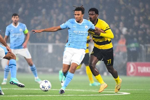 BERN, SWITZERLAND OCTOBER 25 Nathan Ake of Man City L against Joel Monteiro of Young Boys R during the UEFA Champions League Group Stage match between BSC Young Boys and Manchester City at Stadion Wankdorf on October 25, 2023 in Bern, Switzerland Bern Stadion Wankdorf Bern Switzerland Copyright: xJustPictures.ch ManuelxWinterbergerx jp-en-EuSpIm-MWI_9167 20231025