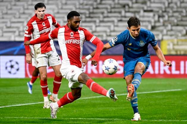 Royal Antwerp FC v FC Porto - UEFA Champions League DEURNE, BELGIUM - OCTOBER 25 : Kerk Gyrano forward of Antwerp FC and Marko Grujic midfielders of Porto during the UEFA Champions League group H match between Royal Antwerp FC and FC Porto on October 25, 2023 in Deurne, Belgium, 25 10 2023 Deurne Belgium  Copyright: xPeterxDexVoechtx