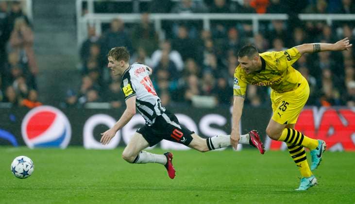 Newcastle United FC v Borussia Dortmund: Group F - UEFA Champions League 2023 24 Anthony Gordon of Newcastle United and Niklas Sule of Borussia Dortmund challenge during the UEFA Champions League match between Newcastle United FC and Borussia Dortmund at St. James Park on October 25, 2023 in Newcastle Upon Tyne, England. Newcastle St. James Park England United Kingdom Copyright: xRichardxSellers Sportsphoto APLx 13958525