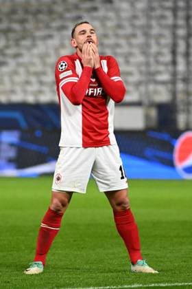 231025 Royal Antwerp FC vs FC Porto Vincent Janssen of Antwerp looks dejected during a football game between Royal Antwerp FC and FC Porto on day 3 in Group H of the UEFA Champions League season 2023-2024 competition on October 25, 2023 in Antwerp, Belgium. (Photo by Maarten Straetemans Isosport) ANTWERP BELGIUM  Copyright: xx 412800