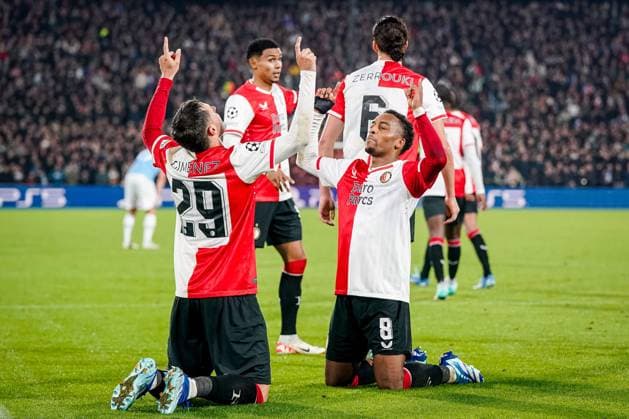 Sport Bilder des Tages ROTTERDAM, 25-10-2023 Stadium Feijenoord De Kuip, Uefa Champions league Football season 2023 2024 Match between Feyenoord and S.S. Lazio , 3-1 , Feyenoord player Santiago Gimenez (l) with Feyenoord player Quinten Timber (r) Feyenoord - Lazio  x22897566x Copyright: