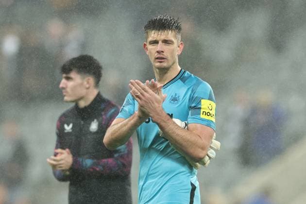 UEFA Champions League Newcastle United v Borussia Dortmund Nick Pope 22 of Newcastle United applauds the home fans after losing 0-1 during the UEFA Champions League match Newcastle United vs Borussia Dortmund at St. James s Park, Newcastle, United Kingdom, 25th October 2023 (Photo by Mark Cosgrove News Images) Newcastle St. James s Park Tyne and Wear United Kingdom Copyright: xMarkxCosgrove NewsxImagesx