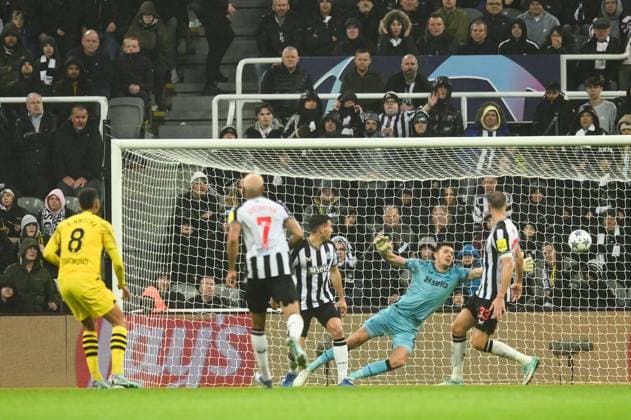 EDITORIAL USE ONLY No use with unauthorised audio, video, data, fixture lists, club league logos or live services. Online in-match use limited to 120 images, no video emulation. No use in betting, games or single club league player publications. Newcastle United v Borussia Dortmund, UEFA Champions League, Group F, Football, St James Park, Newcastle, UK - 25 Oct 2023 EDITORIAL USE ONLY No use with unauthorised audio, video, data, fixture lists, club league logos or live services. Online in-match use limited to 120 images, no video emulation. No use in betting, games or single club league player publications. Copyright: xRichardxLee Shutterstockx 14164179r