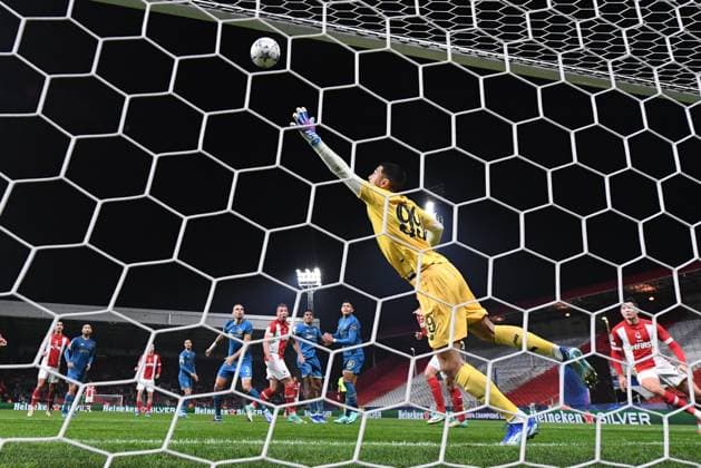 Royal Antwerp FC v FC Porto - UEFA Champions League DEURNE, BELGIUM - OCTOBER 25 : the header of Alderweireld Toby defender of Antwerp FC on the crossbar during the UEFA Champions League group H match between Royal Antwerp FC and FC Porto on October 25, 2023 in Deurne, Belgium, 25 10 2023 Deurne Belgium  Copyright: xPeterxDexVoechtx