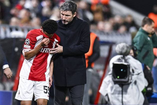 Antwerp s Anthony Valencia and Antwerp s head coach Mark van Bommel pictured during a soccer game between Belgian Royal Antwerp FC and Portuguese FC Porto, Wednesday 25 October 2023 in Antwerp, on day three of the Champions League group stage, in the group H. TOM GOYVAERTS TomxGoyvaerts  x78529939x