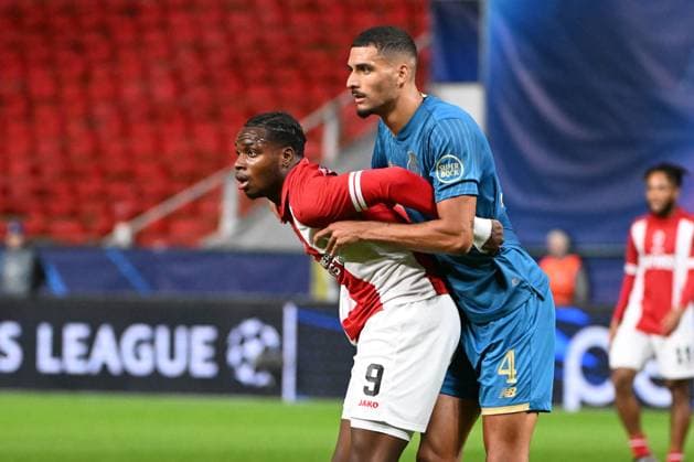 231025 Royal Antwerp FC vs FC Porto George Ilenikhena of Antwerp pictured with David Carmo of FC Porto during a football game between Royal Antwerp FC and FC Porto on day 3 in Group H of the UEFA Champions League season 2023-2024 competition on October 25, 2023 in Antwerp, Belgium. (Photo by Maarten Straetemans Isosport) ANTWERP BELGIUM  Copyright: xx 412836