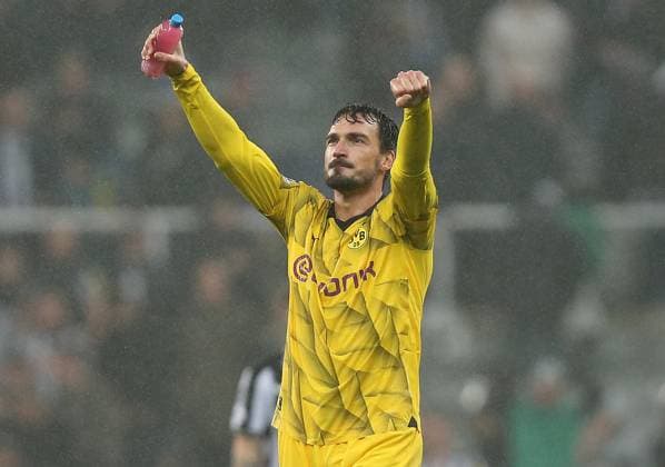. - Newcastle United v Borussia Dortmund, UEFA Champions League, Group F, St James™s Park Stadium, Newcastle, UK. - 25th October 2023. Mats Hummels of Borussia Dortmund celebrates the victory. - Newcastle United v Borussia Dortmund, UEFA Champions League, Group F, St James™s Park Stadium, Newcastle, UK. - 25th October 2023. Newcastle St James™s Park Stadium UK Copyright: xDanxWeirx CP_Newcastle_United_Dortmund_28