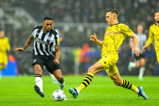 Newcastle United v Borussia Dortmund Champions League 25 10 2023. Nico Schlotterbeck of Borussia Dortmund tackles Jamaal Lascelles of Newcastle during the UEFA Champions League match between Newcastle United and Borussia Dortmund at St. James Park, Newcastle, England on 25 October 2023. Newcastle St. James Park Tyne and Wear England Editorial use only , Copyright: xMalcolmxMackenziex PSI-18273-0013