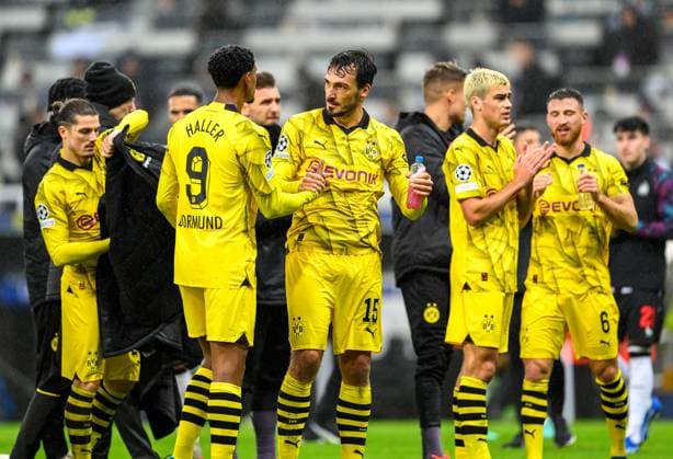 Newcastle United v Borussia Dortmund Champions League 25 10 2023. The Dortmund players celebrate after the final whistle of the UEFA Champions League match between Newcastle United and Borussia Dortmund at St. James Park, Newcastle, England on 25 October 2023. Newcastle St. James Park Tyne and Wear England Editorial use only , Copyright: xMalcolmxMackenziex PSI-18273-0018
