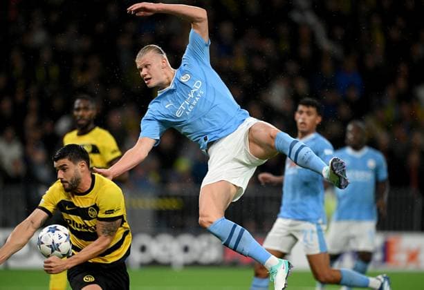 FOOTBALL CHAMPIONS LEAGUE SEASON 2023 2024 Preliminary Round Group G Matchday 3 BSC Young Boys Bern Manchester City 25 10 2023 Loris Benito left, BSC Young Boys Bern vs Erling Haaland right, Manchester City